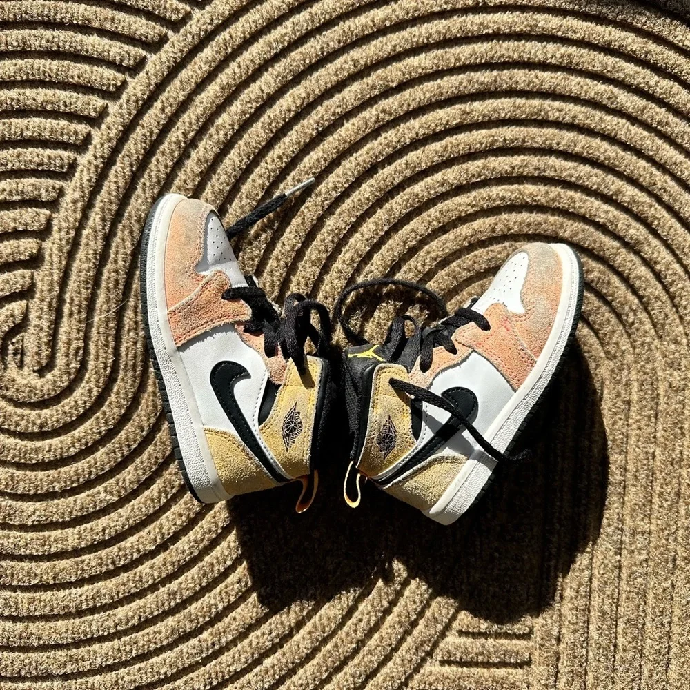 Nike Kids Jordan 1 Mid SE Sneakers Peach White and Gold Retro Girls Boys Toddler